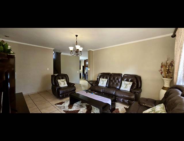 4 BEDROOM HOUSE FOR SALE IN ROOIHUISKRAAL NORTH